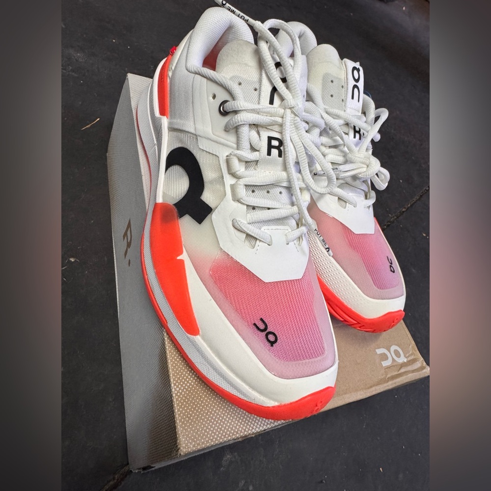 On Cloud THE ROGER Pro 2 
Women’s size 10